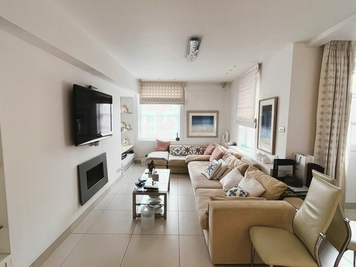 3 Bedroom Flat To Rent In Portman Square, Marylebone, London, W1H
