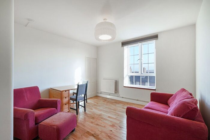 2 Bedroom Flat To Rent In Dog Kennel Hill, East Dulwich, London, SE22