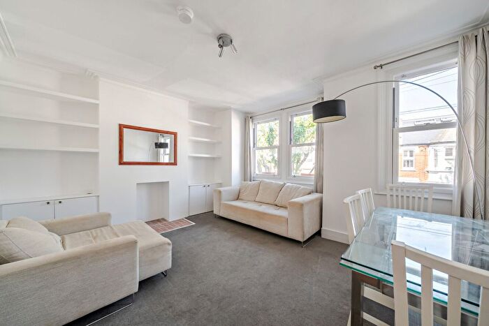 3 Bedroom Flat To Rent In Farlton Road, Earlsfield, London, SW18