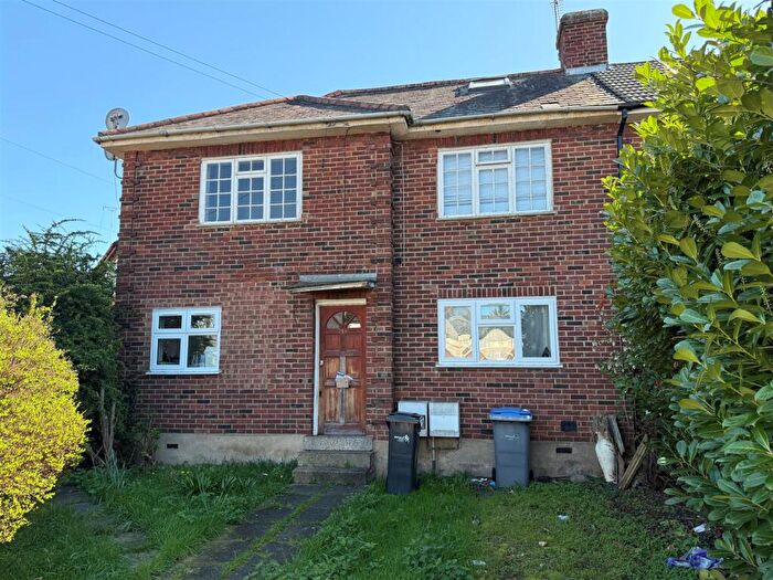 2 Bedroom Flat For Sale In Central Avenue, Enfield, EN1