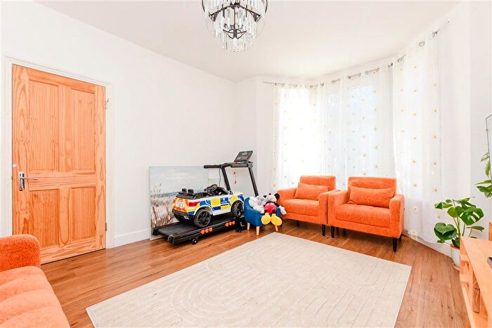 3 Bedroom End Terrace House For Sale In Grove Road, Strood, Rochester, Kent, ME2