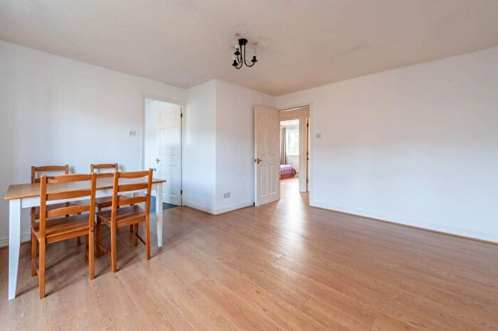 2 Bedroom Flat To Rent In Langbourne Place, Canary Wharf, London, E14