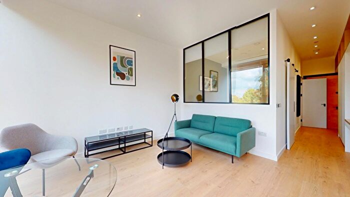 1 Bedroom Flat To Rent In Great West Road, Brentford, TW8