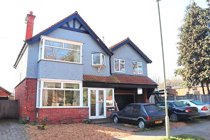 5 Bedroom Detached House For Sale In The Grove, Farnborough, GU14