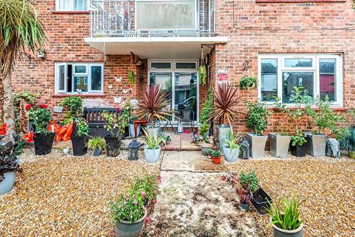 2 Bedroom Flat For Sale In Tennyson Crescent, Waterlooville, Hampshire, PO7