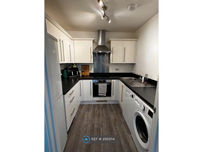2 Bedroom Flat To Rent In French Court, Southampton, SO14