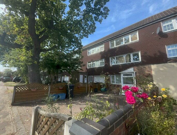 3 Bedroom Town House To Rent In Ashurst Drive, Ilford, London, IG6