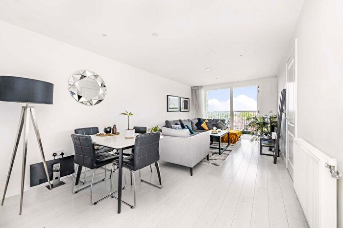 2 Bedroom Flat To Rent In Atkins Square, Hackney, E8