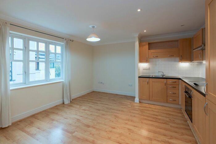 1 Bedroom Flat To Rent In Lyons Court, Dorking, RH4