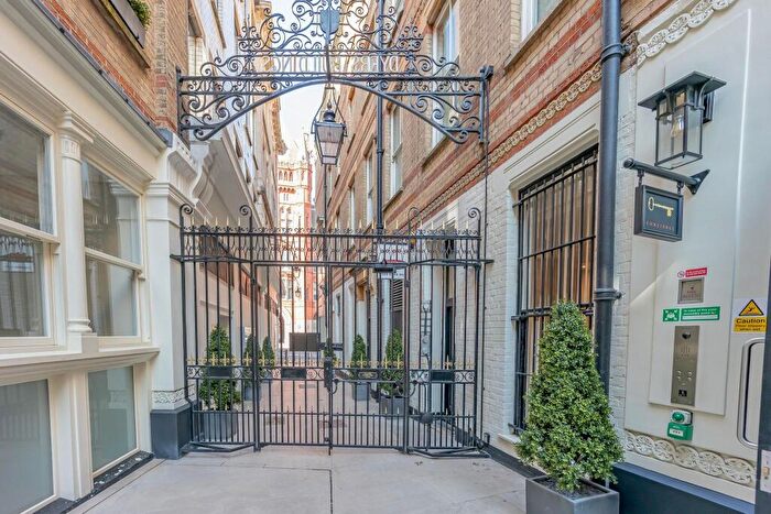 2 Bedroom Apartment To Rent In Dyer's Buildings, London, EC1N