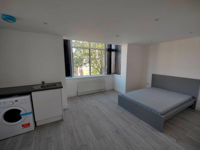 Studio To Rent In Hillcrest Road, Acton, W3