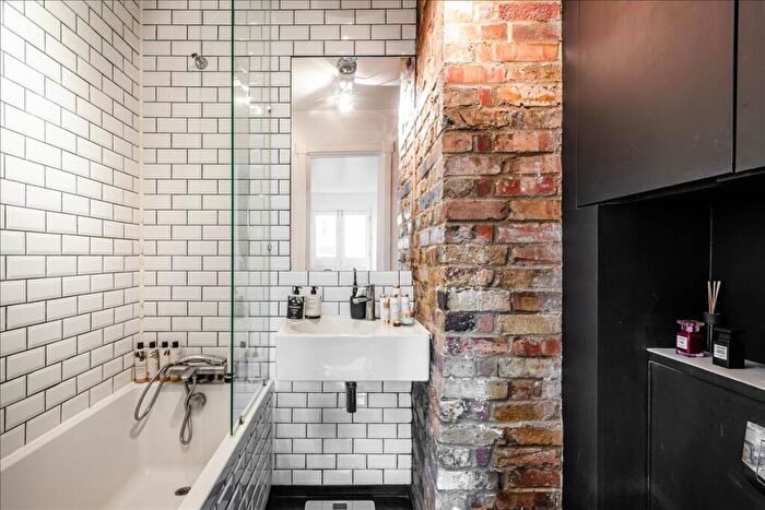 2 Bedroom Apartment For Sale In Hoxton Square, London, N1
