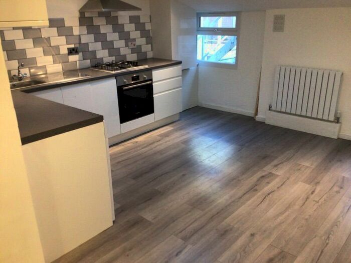 2 Bedroom Flat To Rent In Apple Market, Kingston, KT1
