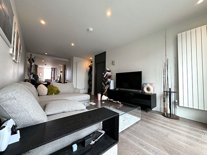 2 Bedroom Flat To Rent In Windsor Square, Woolwich, London, SE18