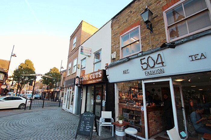 3 Bedroom Flat To Rent In Roman Road, London, E3