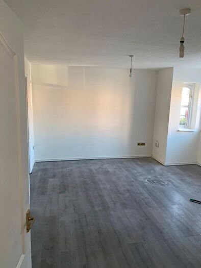 1 Bedroom Flat To Rent In Larkspur Gardens, Luton, LU4