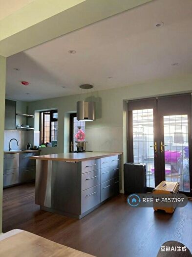 3 Bedroom End Of Terrace House To Rent In Hickin St, London, E14