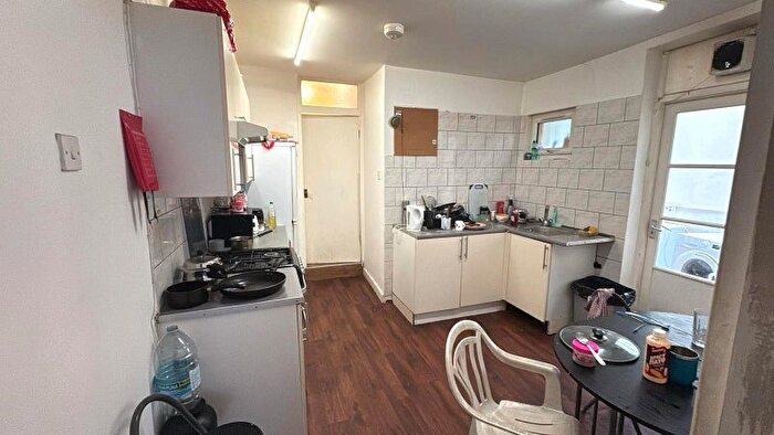 3 Bedroom Flat To Rent In Second Avenue, London, E12