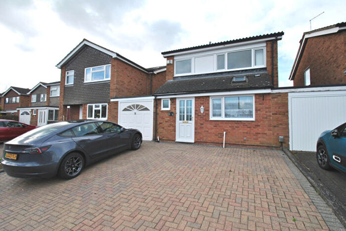 3 Bedroom Link Detached House To Rent In Groveland Way, Stotfold, SG5