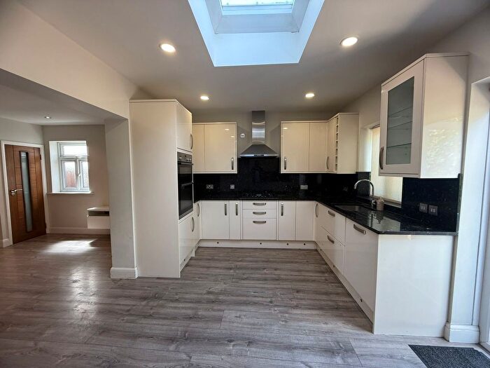 4 Bedroom Semi-Detached House To Rent In Munster Gardens, Palmers Green, N13