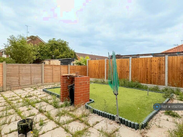 3 Bedroom Terraced House To Rent In Pine Close, Canvey Island, SS8