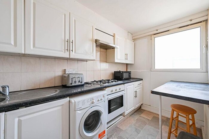 3 Bedroom Flat To Rent In Byng Street, Canary Wharf, London, E14