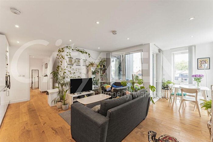 1 Bedroom Flat To Rent In Rope Court, Canoe Walk, London, E14