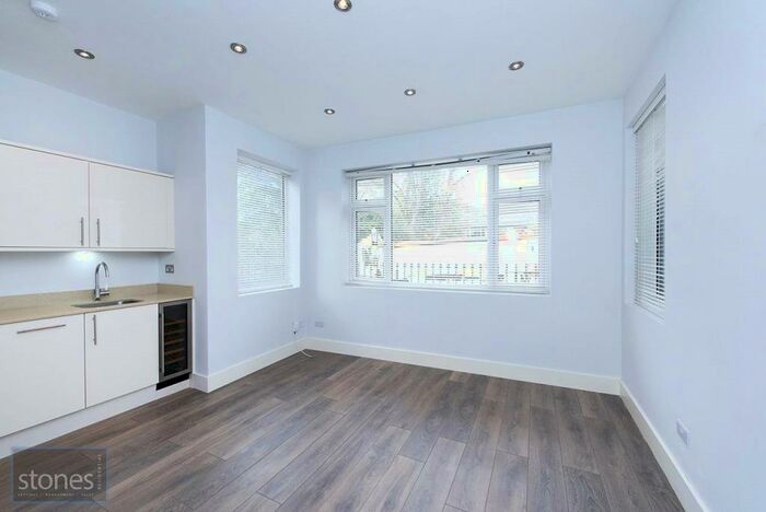 Apartment To Rent In Holden Road, Woodside Park, London, N12