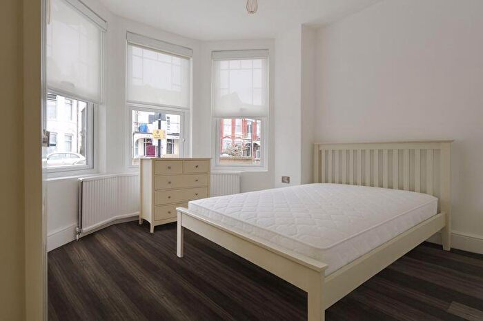 3 Bedroom Flat To Rent In Bedroom Flat With Garden In Wood Green, N22