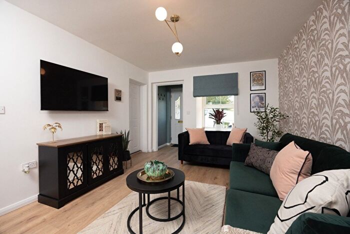 3 Bedroom Flat To Rent In Elderton Road, London, SE26