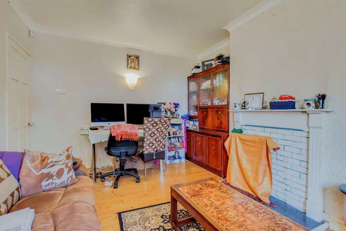 2 Bedroom Flat To Rent In The Vale, Feltham, TW14