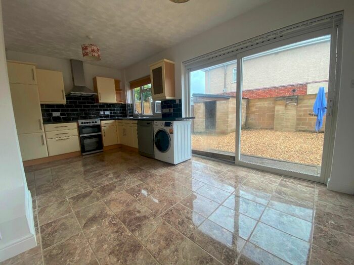 3 Bedroom Flat To Rent In Cricklade Road, Gorse Hill, Swindon, SN2