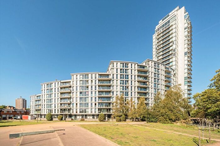 3 Bedroom Flat To Rent In The Crescent, Greenwich, SE8