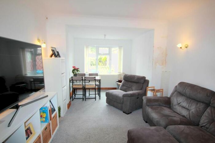 4 Bedroom Semi-Detached House To Rent In Ganstead Lane, Bilton, HU11