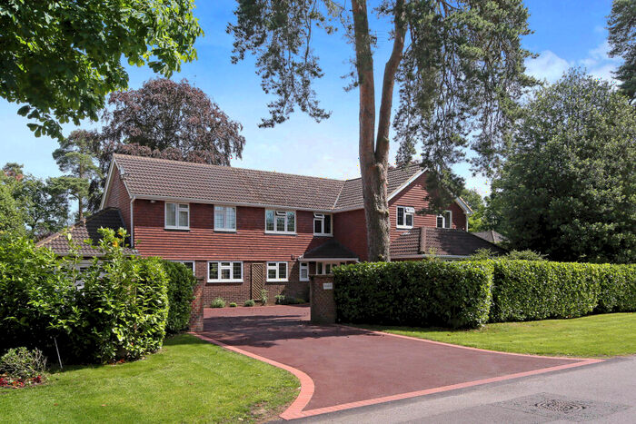 5 Bedroom House To Rent In Beechwood Avenue, Weybridge, KT13