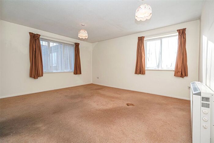 1 Bedroom Flat For Sale In Oakridge Drive, London, N2