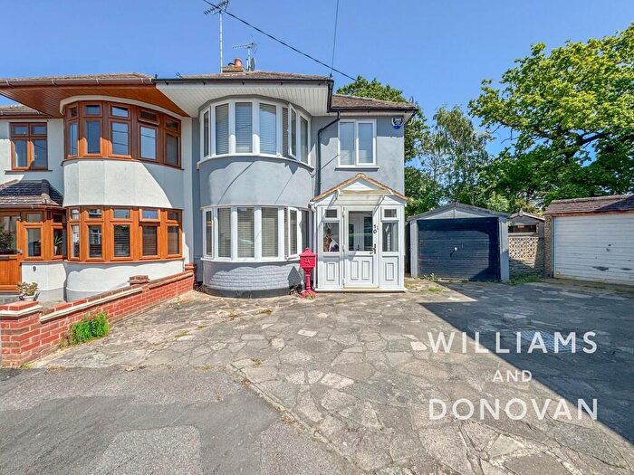 3 Bedroom Semi-Detached House For Sale In Willow Close, Hockley, SS5