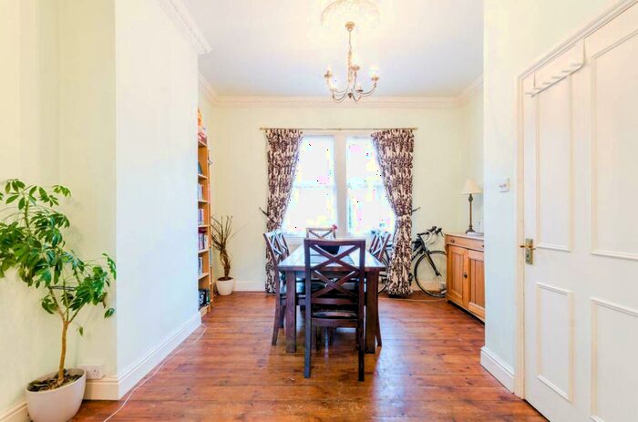 3 Bedroom Flat To Rent In Coborn Road, Bow, London, E3