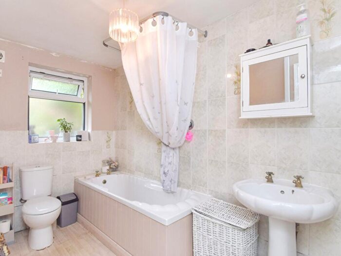2 Bedroom Detached House For Sale In Ponthenry, Llanelli, SA15