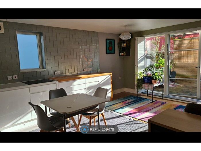 3 Bedroom Flat To Rent In Azof Street, London, SE10