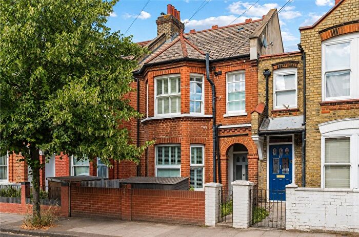 2 Bedroom Flat For Sale In Mantilla Road, London, SW17