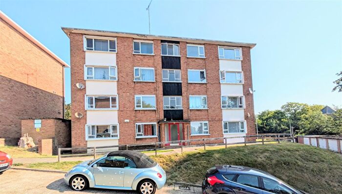 2 Bedroom Flat To Rent In Hillside Court, Downside, Strood, Rochester, ME2