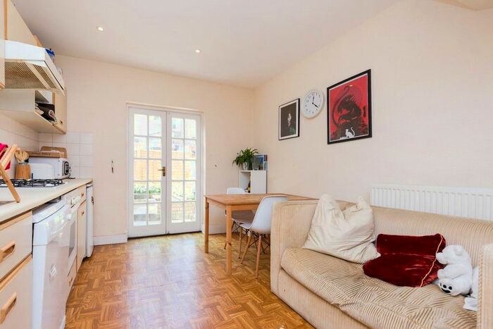 2 Bedroom Flat To Rent In Latchmere Road, London, SW11