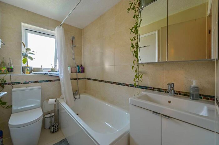 1 Bedroom Flat To Rent In Coopers Close, Whitechapel, London, E1