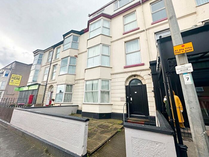1 Bedroom Flat To Rent In Marine Road, Pensarn, LL22