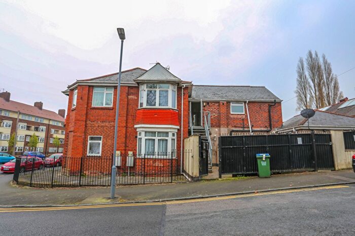 2 Bedroom Flat To Rent In Thimblemill Road, Smethwick, West Midlands, B67