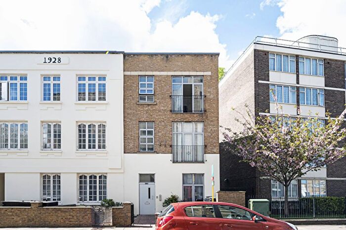 3 Bedroom Flat To Rent In White Horse Lane, London, E1