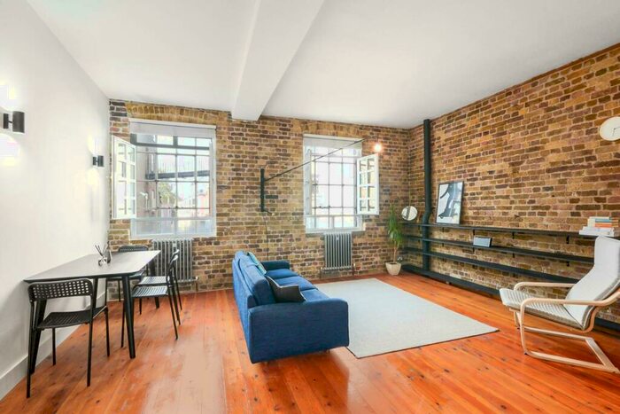 3 Bedroom Flat To Rent In Surrey Square, Elephant And Castle, London, SE17