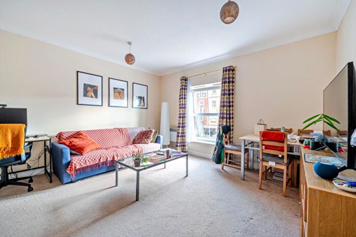 1 Bedroom Flat To Rent In High Road London, N12