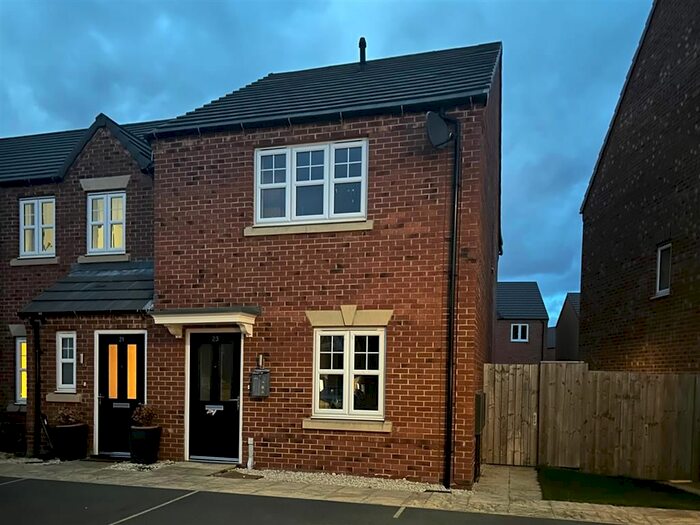3 Bedroom Town House To Rent In Harper Hill Gardens, Harworth, Doncaster, DN11